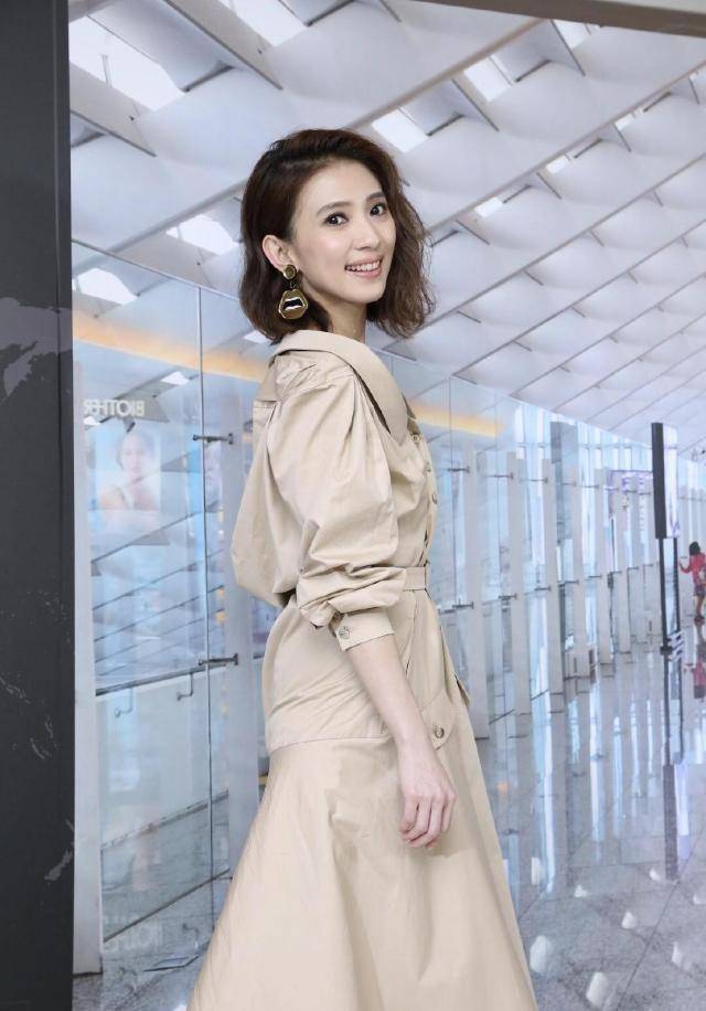 原创才女戴佩妮穿衣真有范儿杏色连衣裙知性大气精致时髦