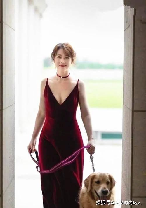 是一种 54岁周海媚不显老 穿深V吊带裙秀身材 “巨形”锁骨轻松抢镜