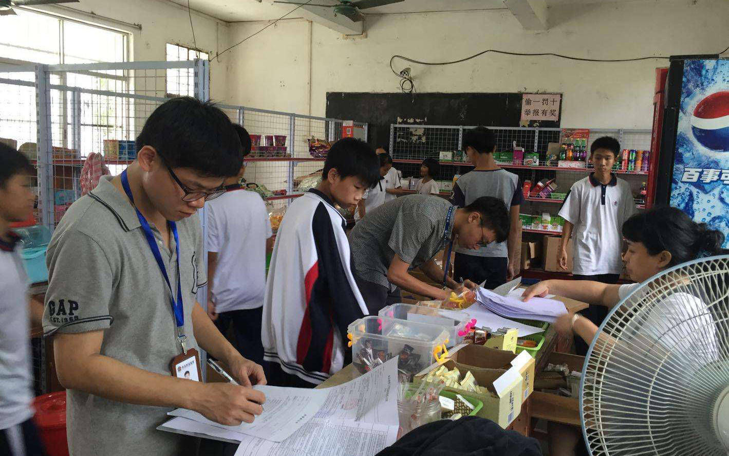 食品|中小学小卖店被责令取缔,家长有赞同有不解:校外店铺也该管管!