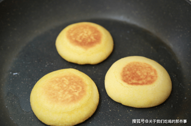 做法|玉米面加鸡蛋，用开水一烫，做出快手早餐，膨松柔软，好吃又营养