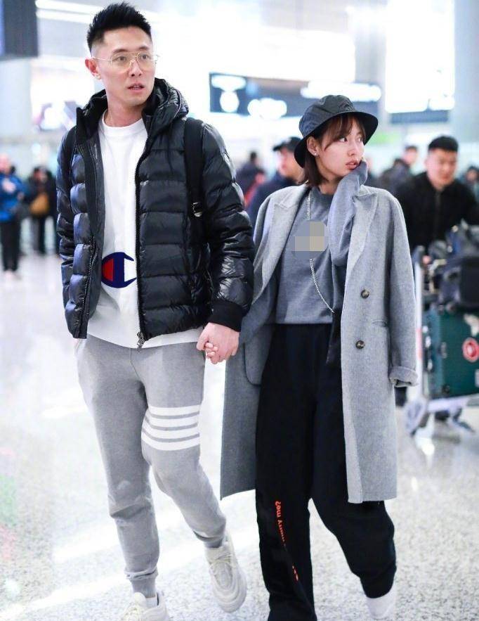 身材 32岁张嘉倪厉害了,宽衣配宽裤也显苗条,7千的行李箱都不起眼了