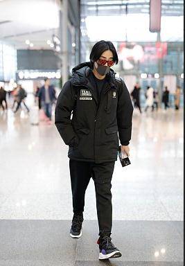 设计 29岁郑云龙穿2千多棉服潇洒又挺拔，搭上黑裤黑鞋后却有老干部风