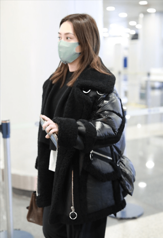 毛衣 阿娇阿Sa穿同款，搭配决定胜负，一个穿成棉袄，一个穿成潮装