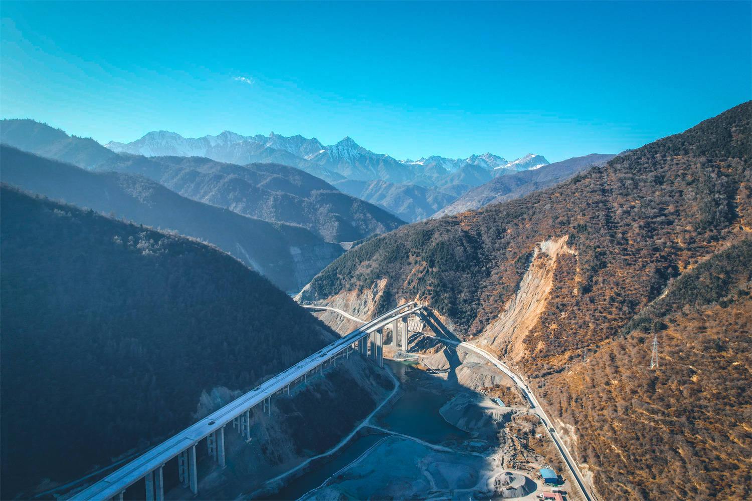 崇山峻岭天堑通途丨九绵高速全线最长大桥如巨龙蜿蜒