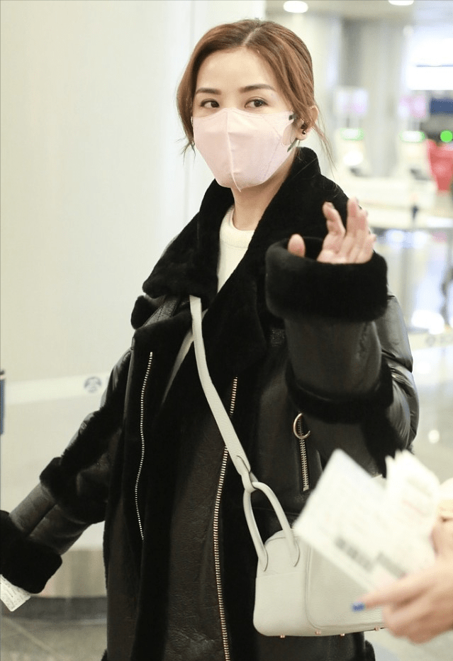 毛衣 阿娇阿Sa穿同款，搭配决定胜负，一个穿成棉袄，一个穿成潮装