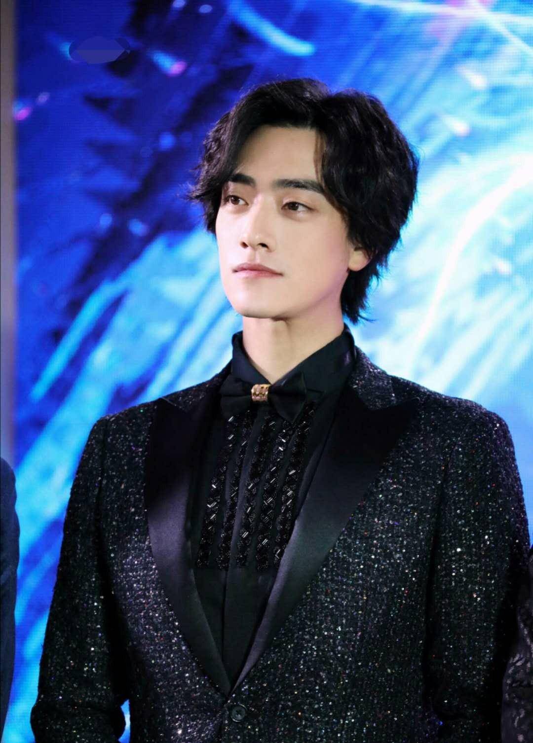 设计 29岁郑云龙穿2千多棉服潇洒又挺拔，搭上黑裤黑鞋后却有老干部风