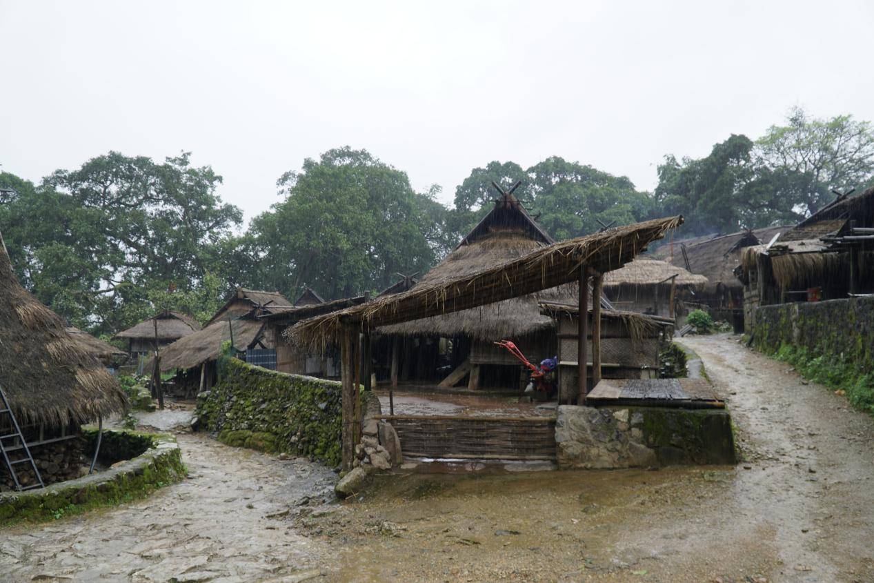 一场大火过后再也不见中国最后的原始部落翁丁佤寨了