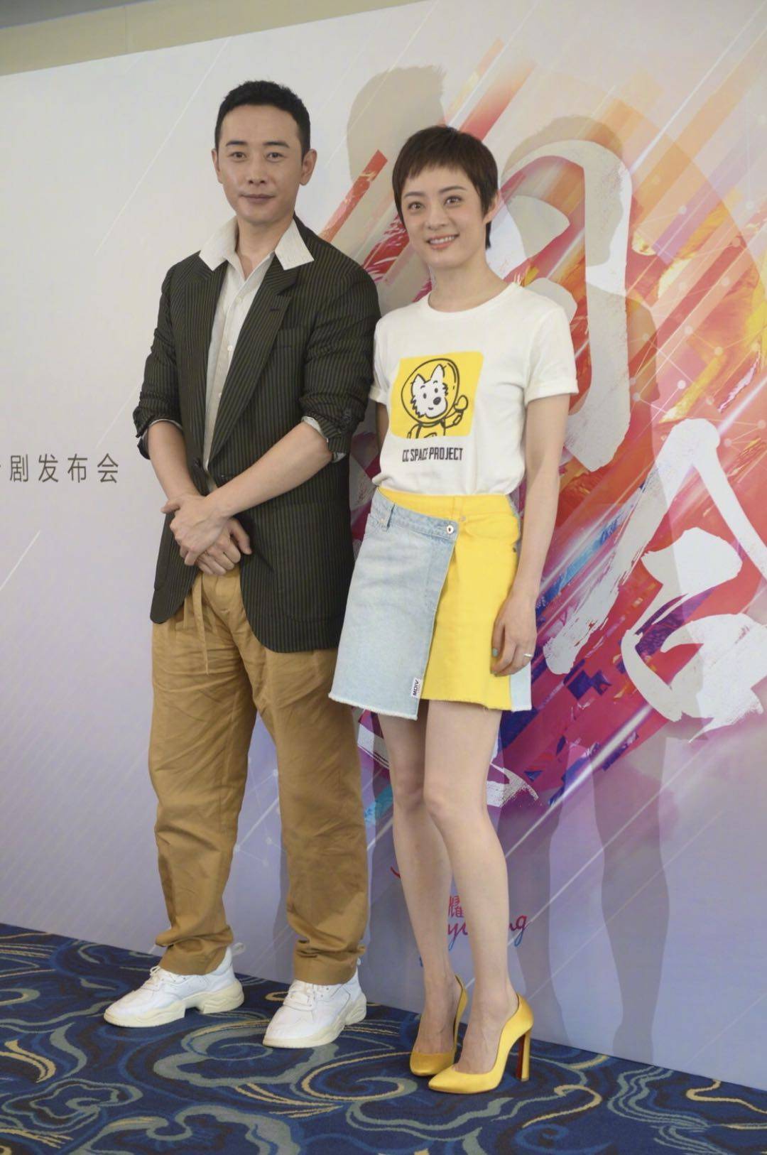 计划 37岁孙俪同框31岁张萌,张萌一袭斗篷红裙不敌孙俪蓝裙清新甜美