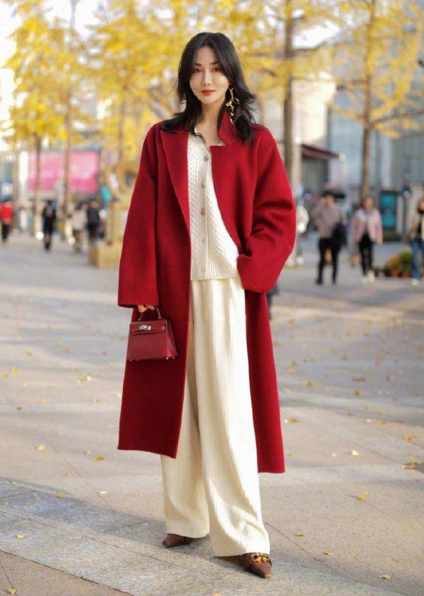 小白 怪不得中年女人不穿小黑裤了,今年流行“小白裤”,高级更显气质