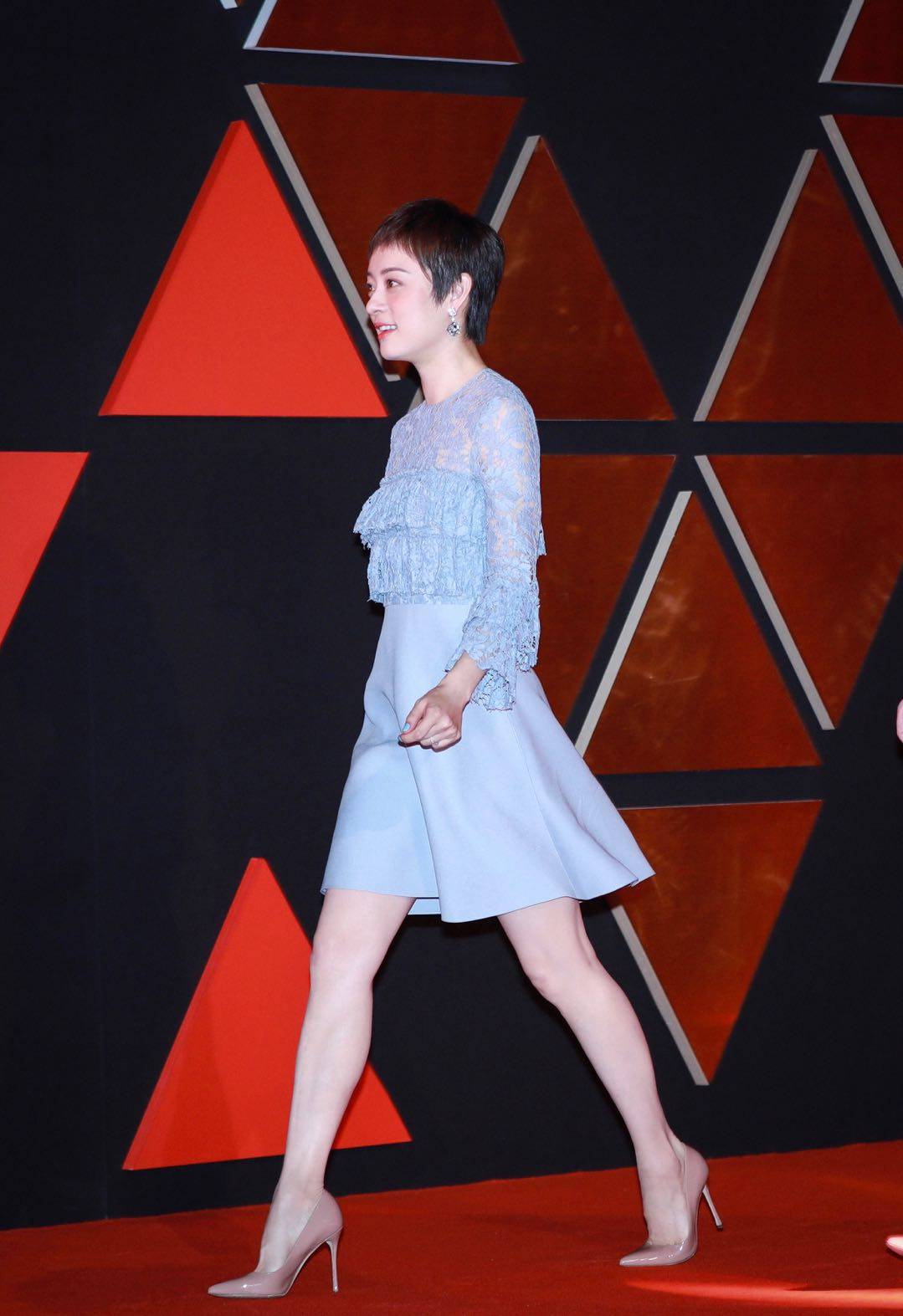 计划 37岁孙俪同框31岁张萌,张萌一袭斗篷红裙不敌孙俪蓝裙清新甜美