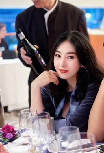 jj贾晓晨亮相女儿生日会气质出众美出新高度