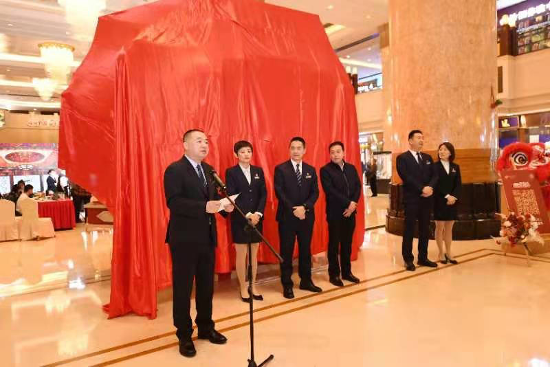 并在酒店大堂开设直播间,董事长亲自上阵做主播,推荐和展示丽华大酒店