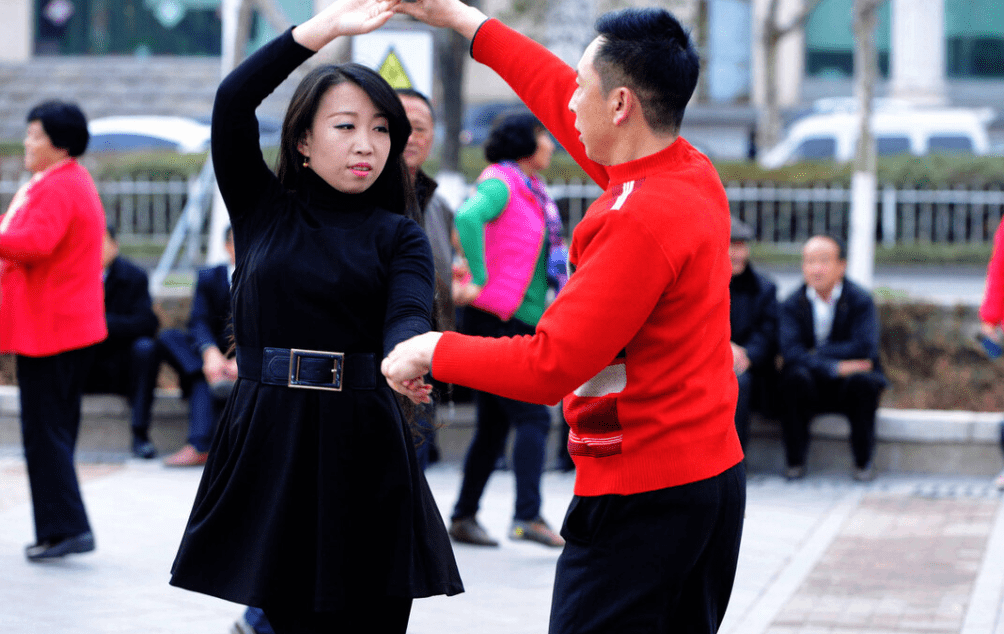 63岁大爷:跳交谊舞的女人没一个不贪心,换了3个舞伴,还是被坑