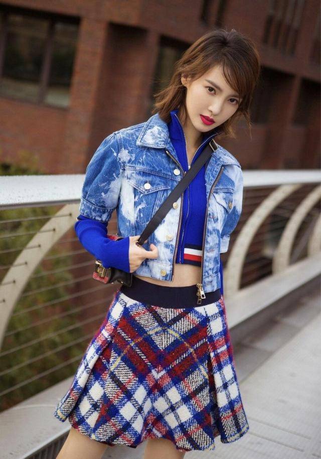 颜色 金晨用叠加穿搭技巧,搭配上摩卡波波头减龄时髦,蚂蚁腰真吸睛