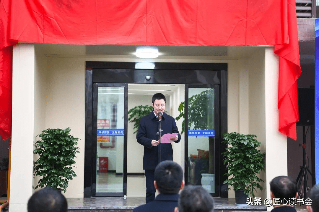 揭牌仪式上,县委书记黄永鸿和县委常委,组织部部长易林共同为"邻水县