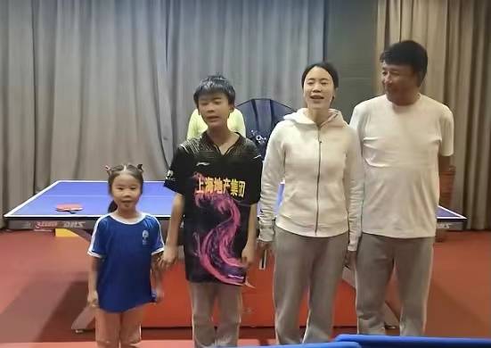 女儿|王楠女儿激怒教练，被罚站球台，叉腰欲哭，富豪老爸心疼自称破爹