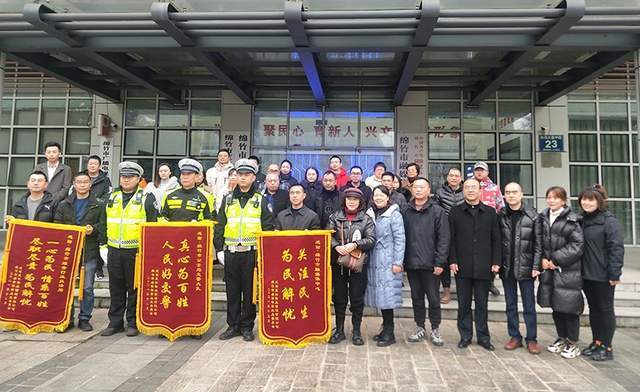 人走車行道,車停人行道,綿竹市濱河西路三段盛世華章小區附近,人行道