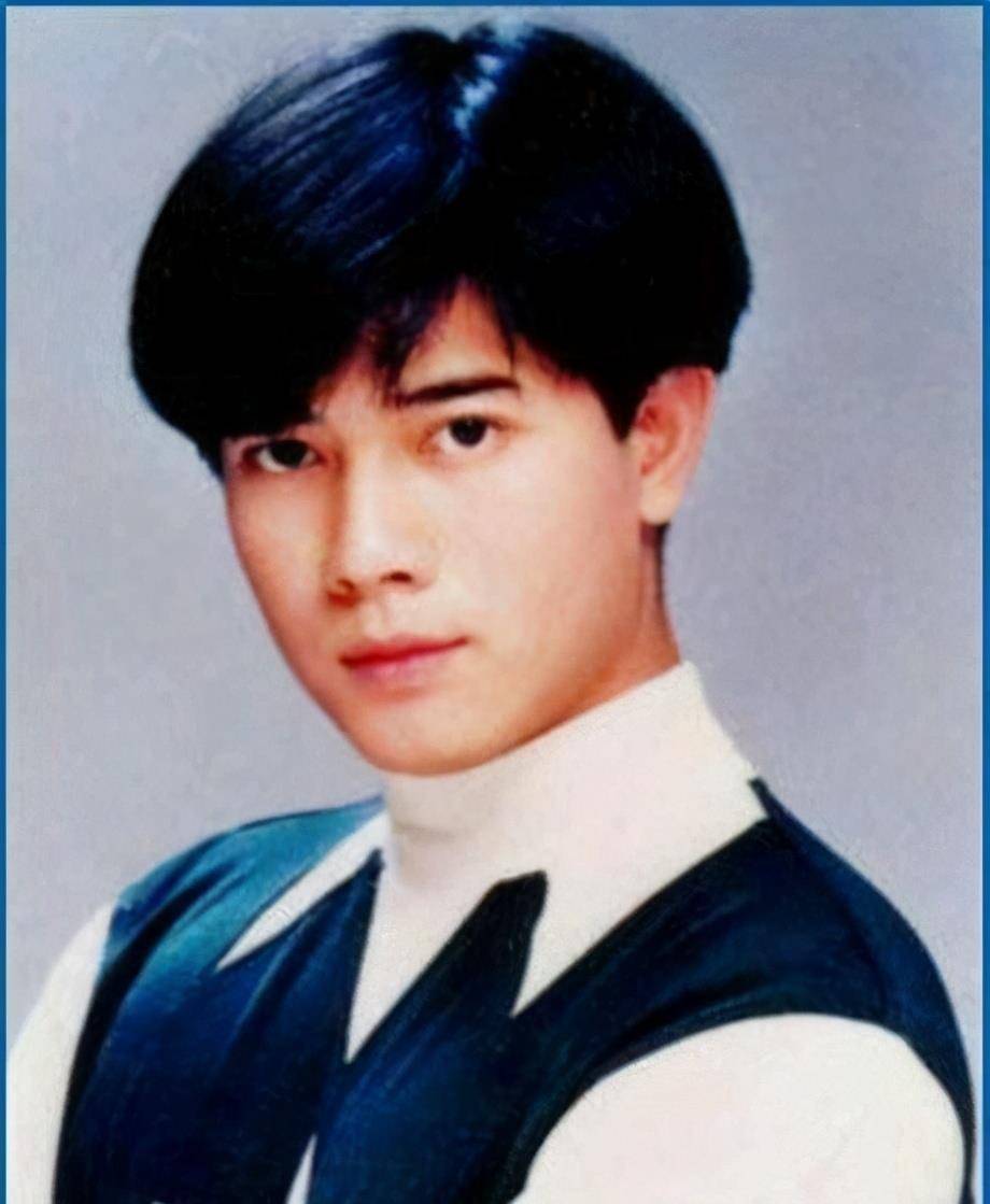 郭富城55岁生日晒一家4口照,同方媛结婚多年恩爱不已让人羡慕