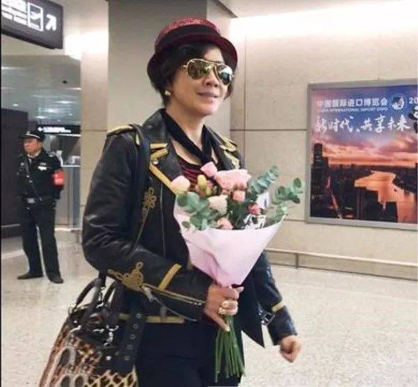 感觉 刘嘉玲素颜现身机场，再加上这大妈短发，就是个普通老人！