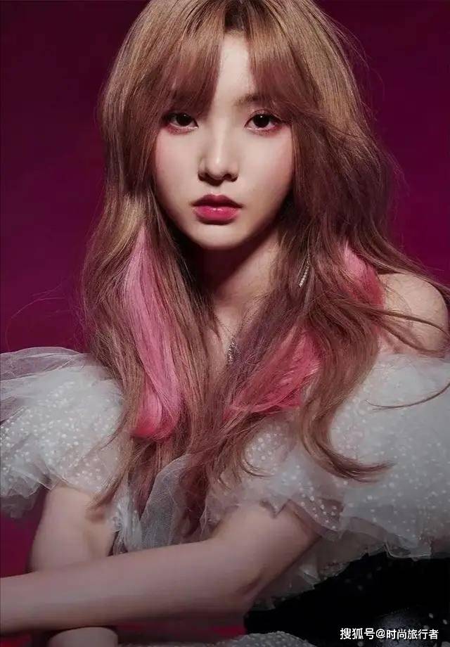 棕色郭碧婷一家三口同框，挑染紫发好洋气，4个月女儿头发浓密真随妈