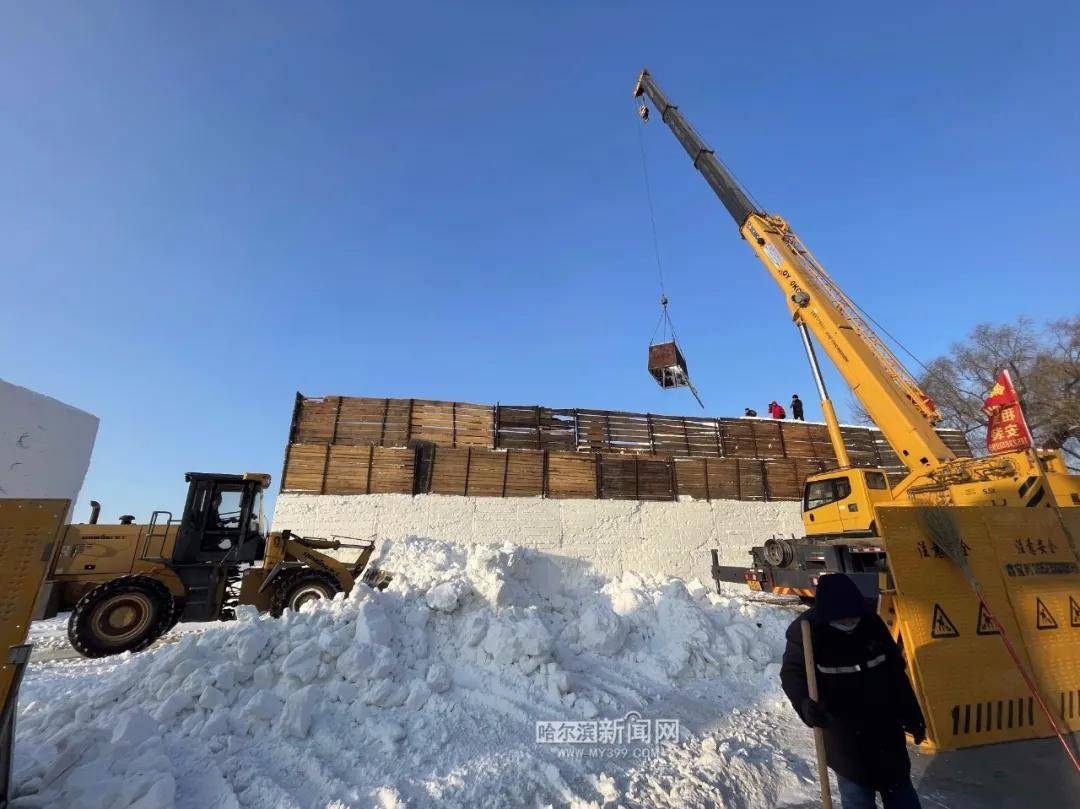 娱乐|正门巨型雪雕开始雕塑｜第四届哈尔滨松花江冰雪嘉年华火热建设中