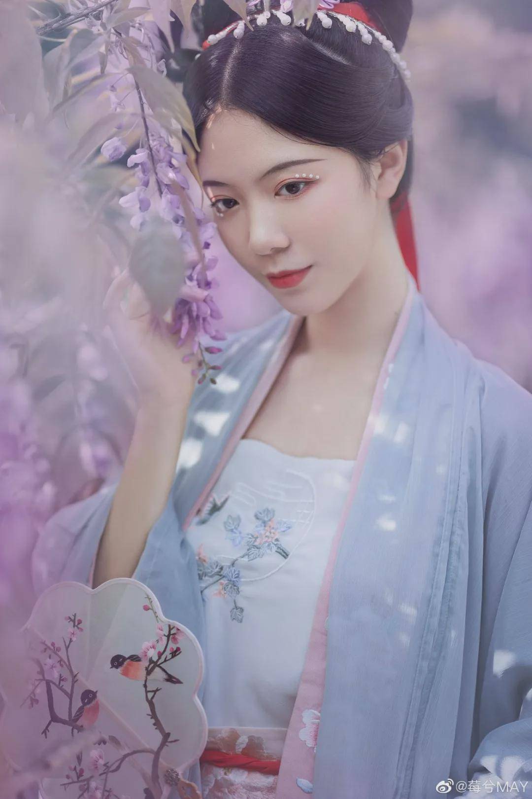 花蔓 汉服小仙女：紫藤挂云木，花蔓宜阳春