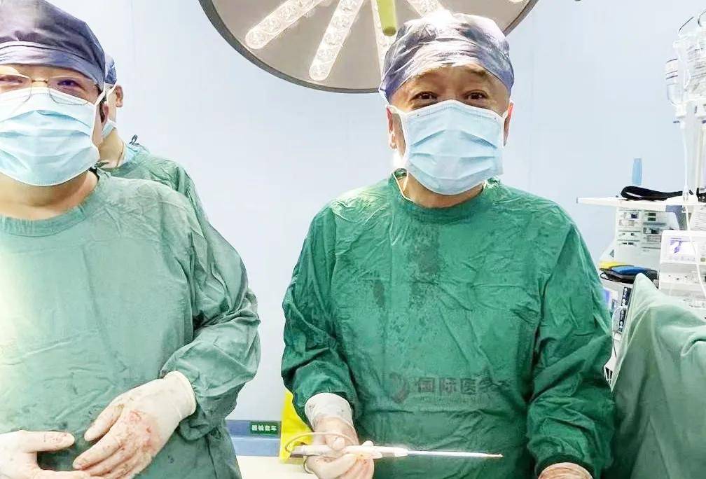 巨大恶性纵膈肿瘤切除胸腔外科李小飞教授团队完成高难度手术