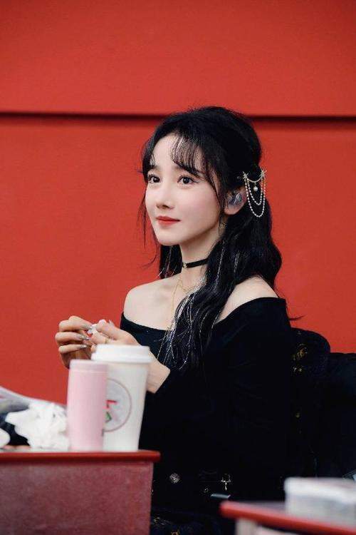 御姐这款短发千万不要尝试，娱乐圈三位美女都hold不住，直接显老20岁