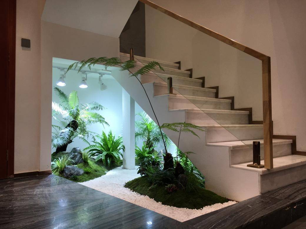 楼梯-康英选择用旱景来和茶室契合,使得茶室温润低调中又不乏一丝跳跃