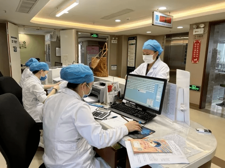 新生儿科医生的一天忙碌与幸福同在责任与生命同行