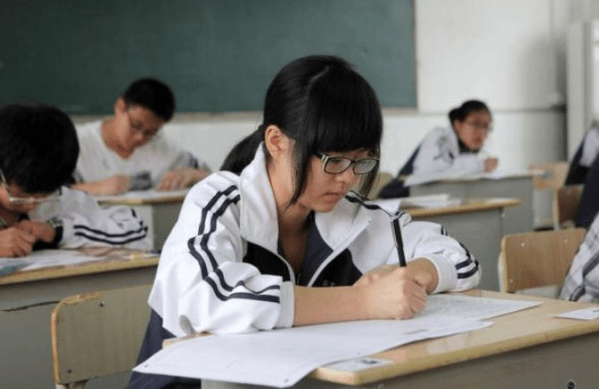 数学语文老师上课 dfd3e57390fc4070b922d1266e705061.png