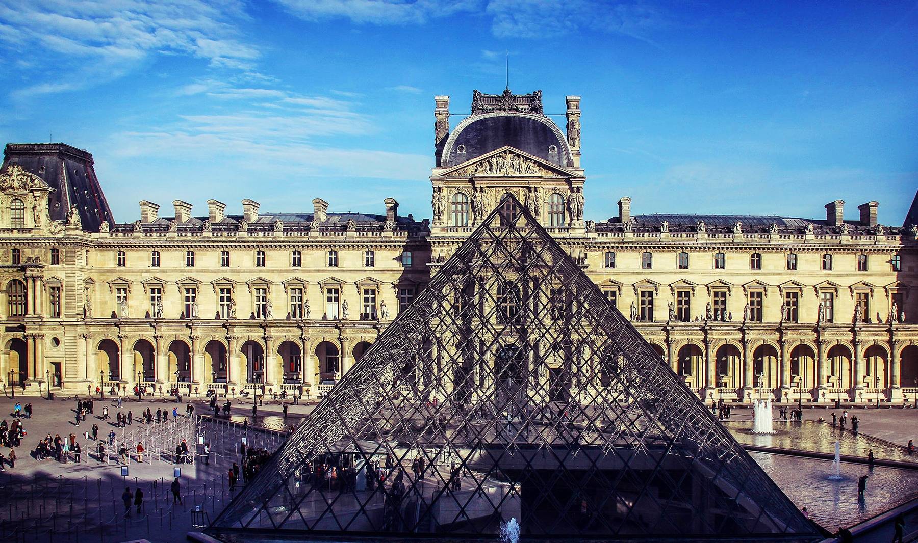 有40万件藏品的卢浮宫，一抹微笑最受欢迎，任何角度都在注视你