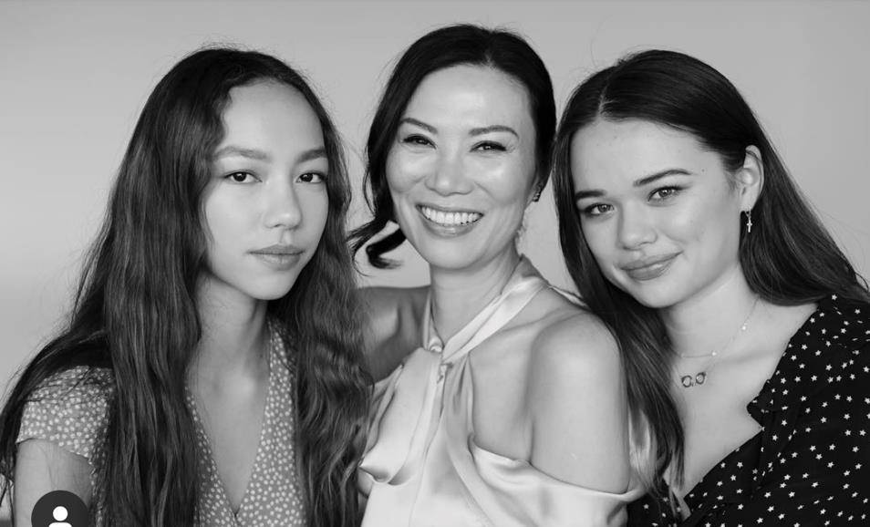 好身材 邓文迪大女儿近照罕曝光！穿红色紧身裙小腿粗壮，过马路不等绿灯