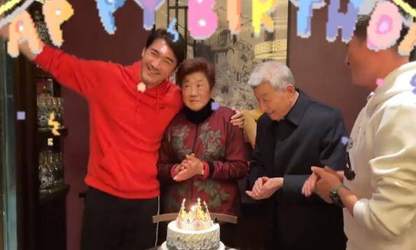 大寿 胡兵真孝顺祝老母亲80大寿！穿红色卫衣似30岁，亲生哥哥意外抢镜