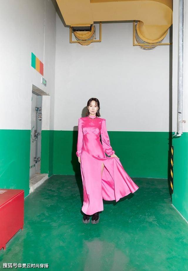 刘敏涛 45岁刘敏涛心态超年轻，亮粉色连衣裙衬托出曼妙的身姿，气质优雅