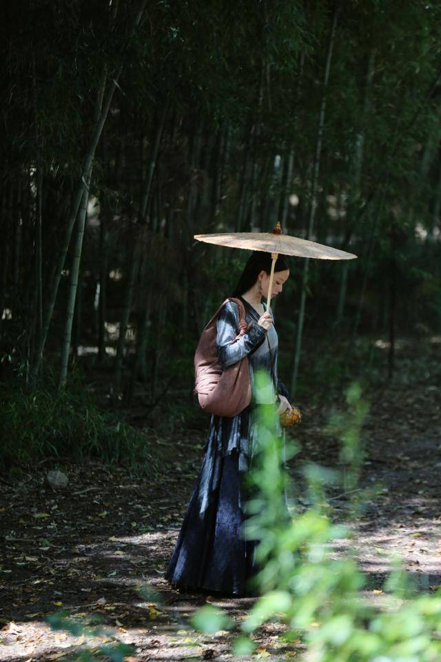 颜色倪妮亮相《宸汐缘》见面会，红色丝绒裤装优雅干练，朝露玫瑰斜肩