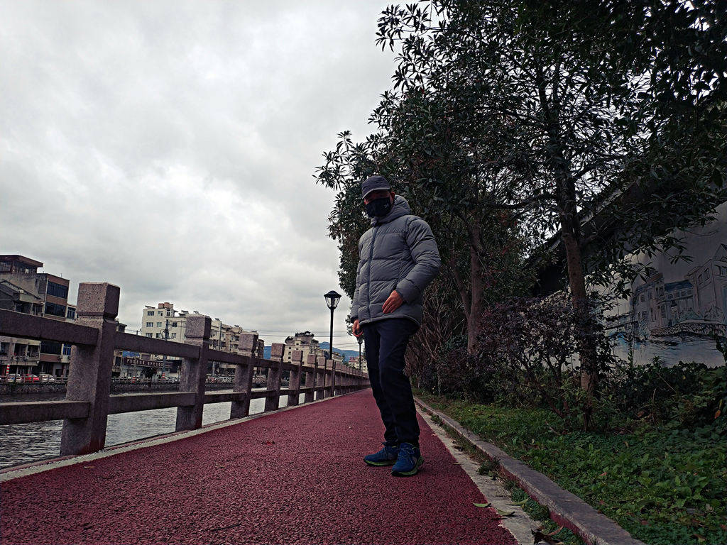 天气 降温了，我得穿这款保暖舒适的黑冰T1203羽绒服