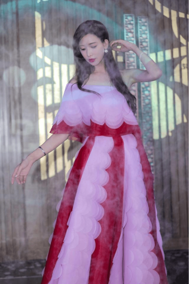 进行 45岁林志玲留大波浪卷发气质全开,穿一件抹胸连衣裙,魅力十足