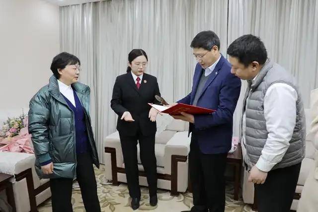 省法院二级巡视员汤小夫一行来东慰问英模干警徐坚强家属_徐瑾_东台