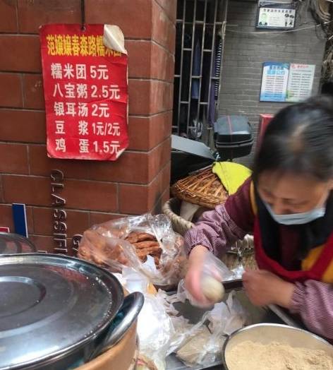 因為|重慶嬢嬢在路邊賣特色早餐，5元1個純手工制作，排隊1小時也值了