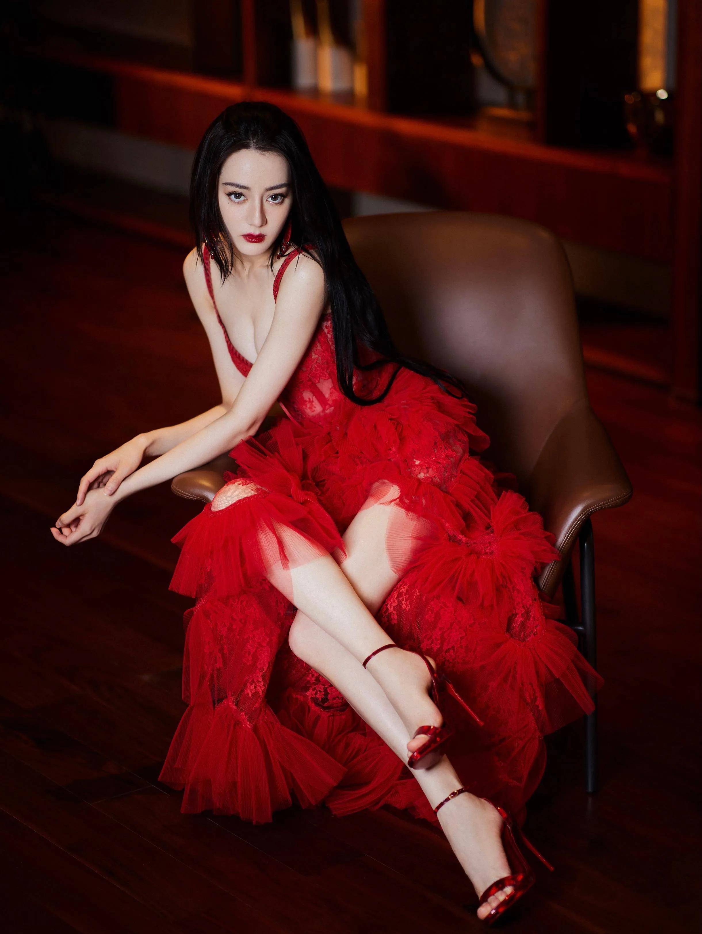 迪丽热巴太精致，穿大红色礼服裙秀身姿 - 〖美图诗画〗 - 飞扬社区