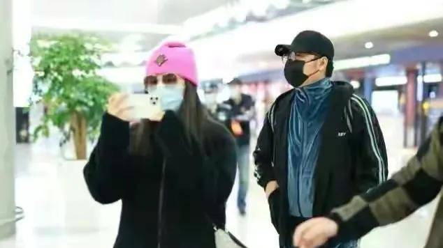 黑色 王诗龄随爸爸走机场变高冷！穿皮草戴墨镜真拽，有妈妈同款小短腿