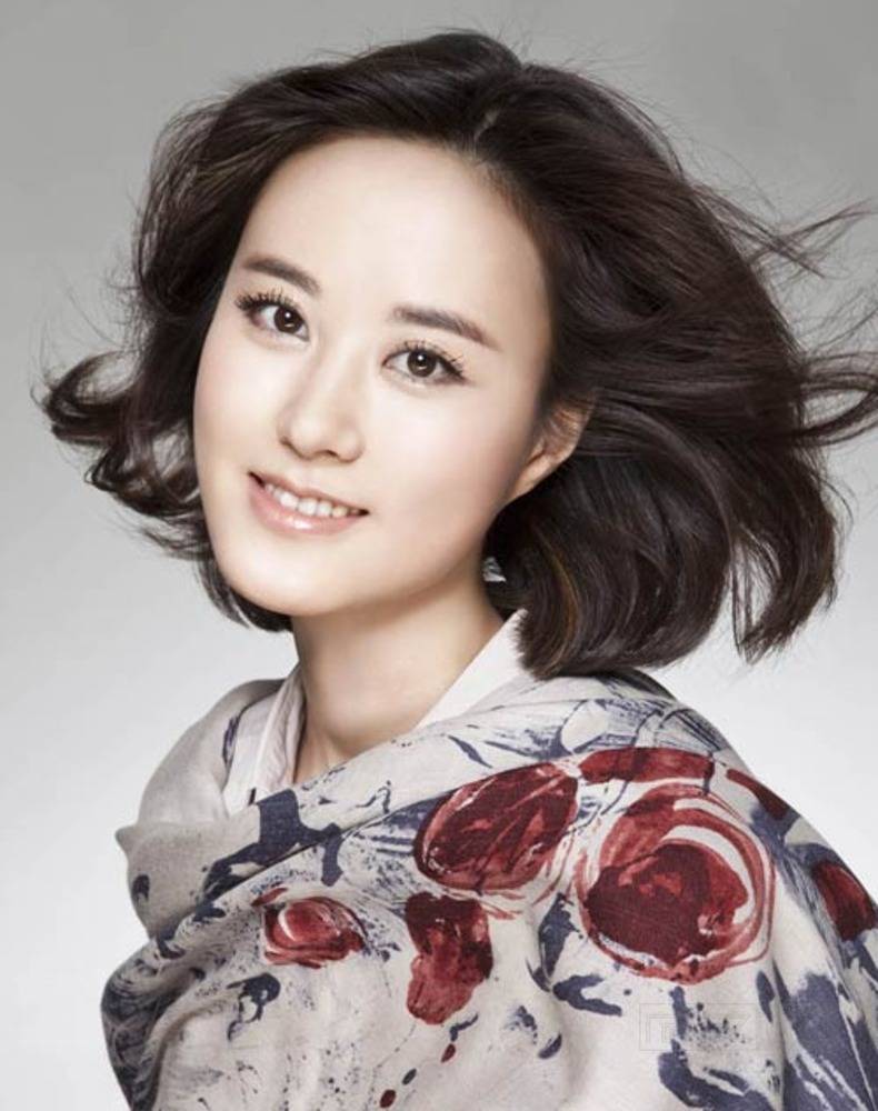 央视主持秦方:播音18年,40岁仍单身,婚姻大事不发愁