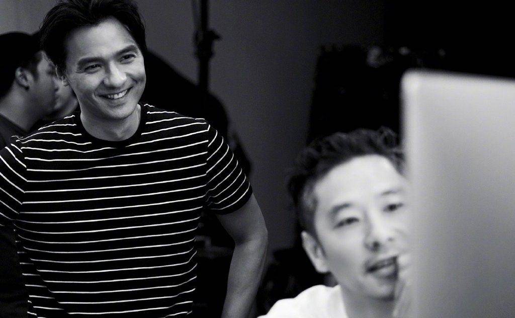 老公 舒淇老公冯德伦登封面，西装配条纹衫帅气有型，45岁彰显熟男气质