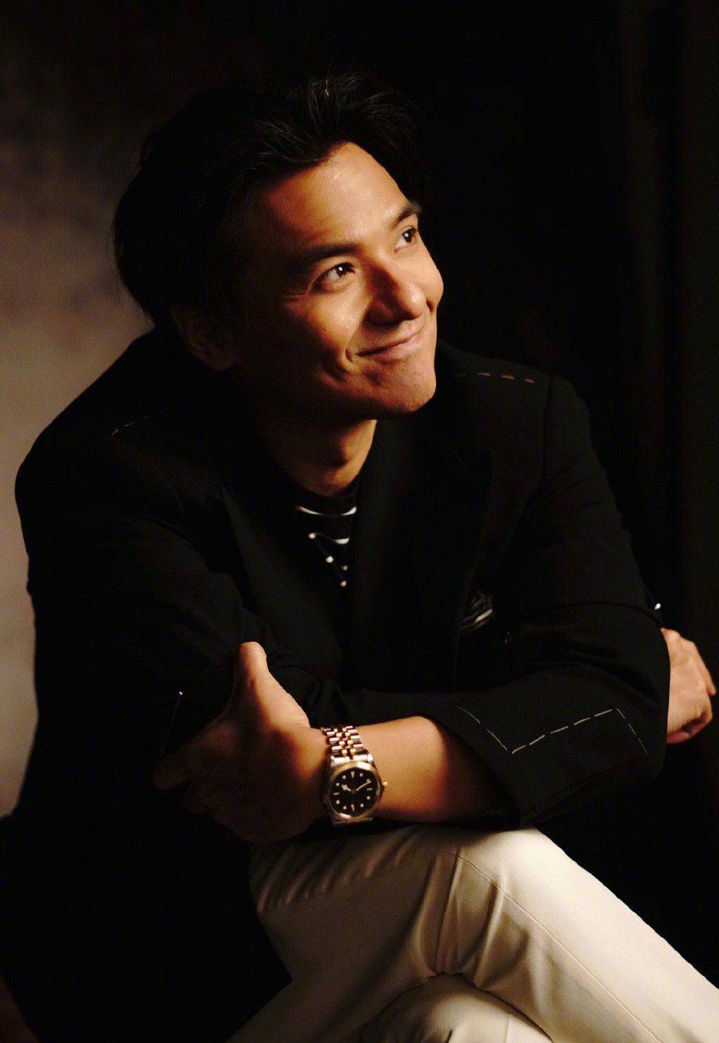 老公 舒淇老公冯德伦登封面，西装配条纹衫帅气有型，45岁彰显熟男气质