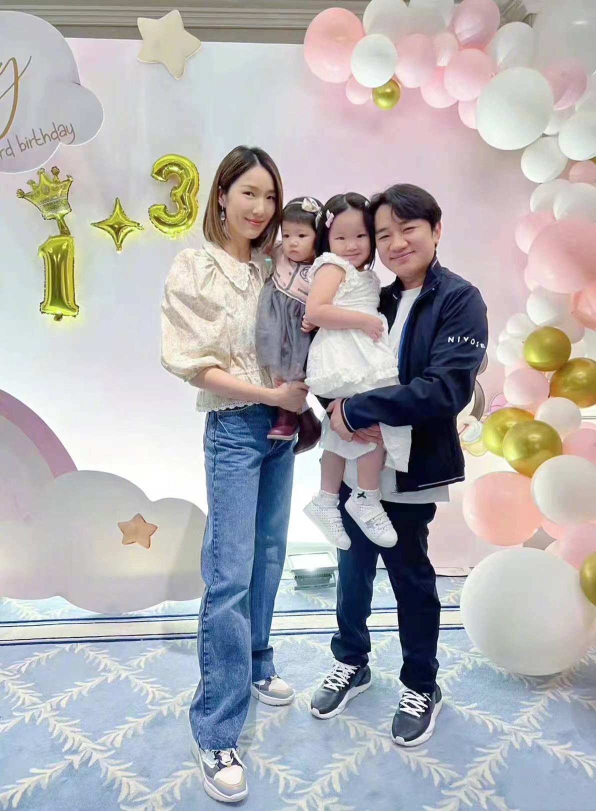 原创明星家庭过圣诞齐晒娃安以轩幼女学会走路罗仲谦儿子正面曝光