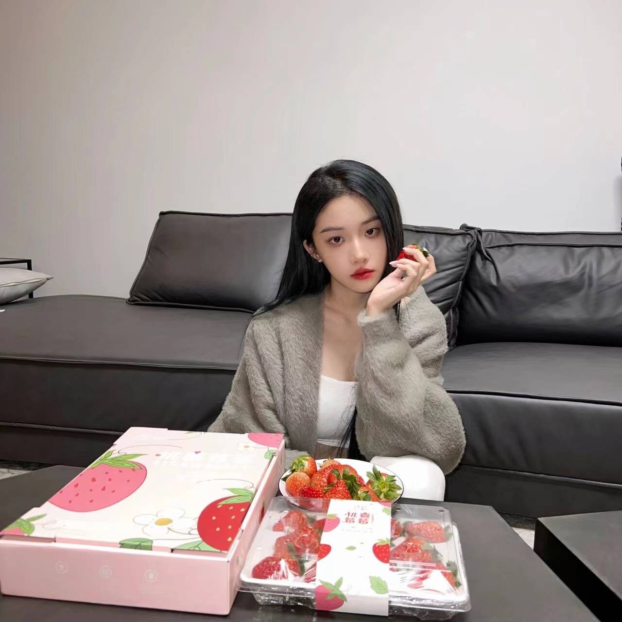 喻言晒近期生活照慵懒温柔随性带点性感她这么爱吃水果怪不得身材好