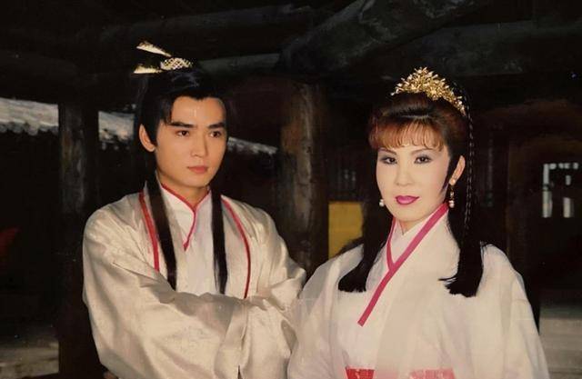 西门|被全网骂了二十多年的西门大妈，与男神演亲密戏，黯然退圈之谜