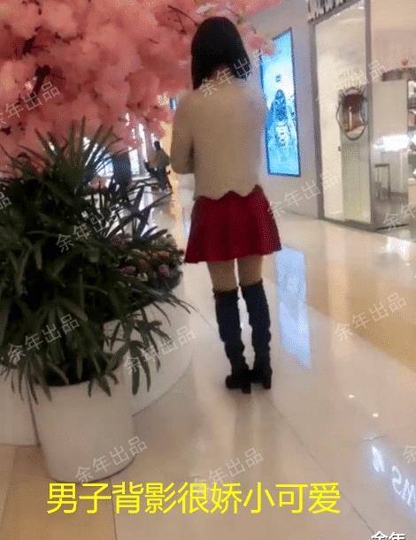 洗手间 陕西西安一男子，穿长裙扮女装坚持多年，“似乎在等什么人”