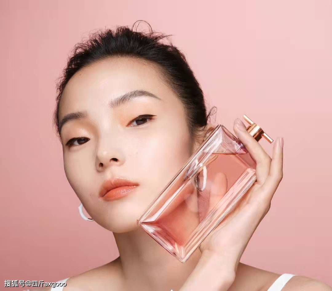 单眼皮雎晓雯广告照片遭恶评，定义审美变相貌攻击，小眼睛不再“高级”